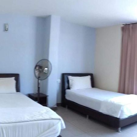 Oyo 90021 Star View Hotel Kampong Batu Tiga Dış mekan fotoğraf
