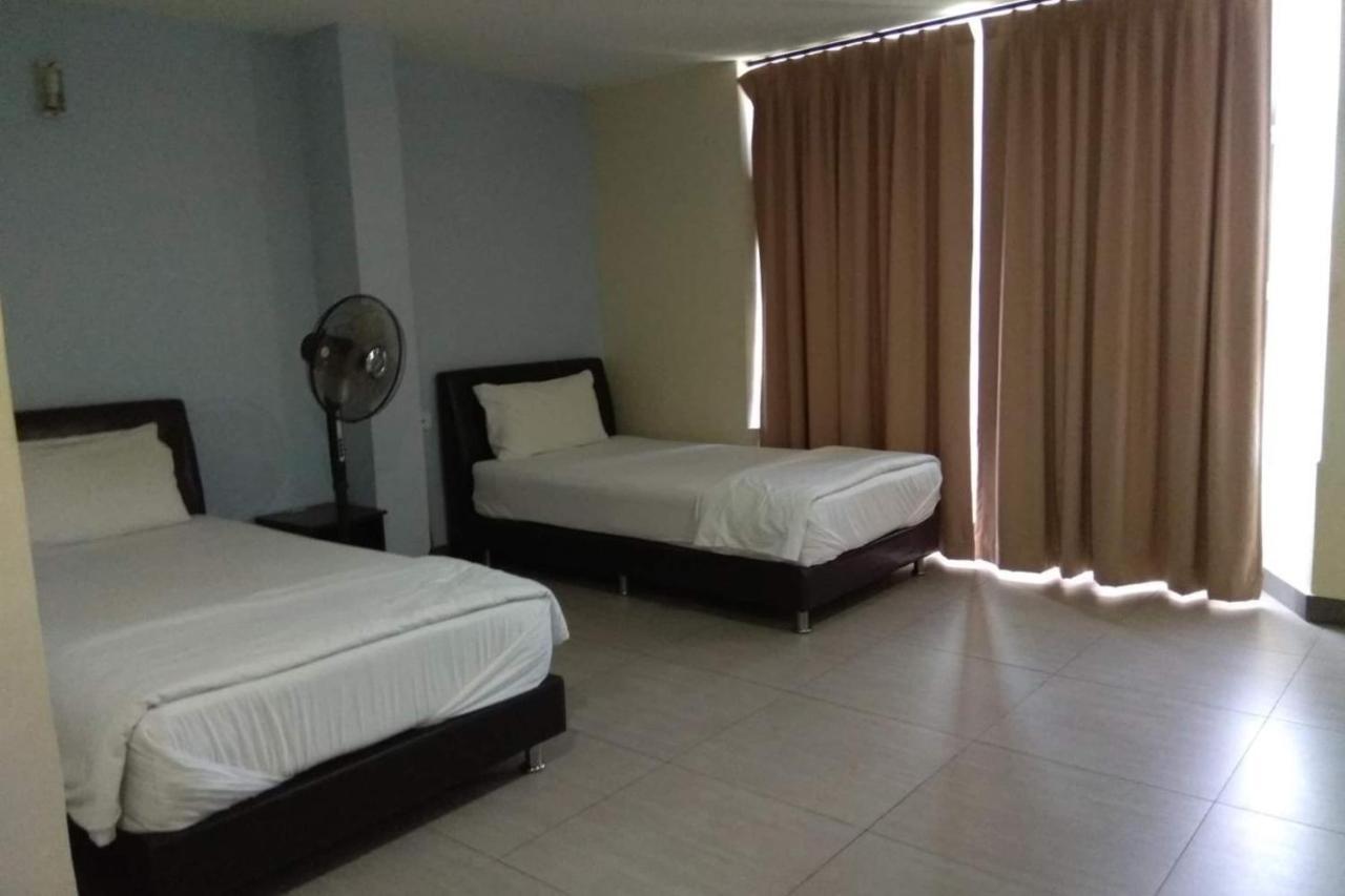 Oyo 90021 Star View Hotel Kampong Batu Tiga Dış mekan fotoğraf